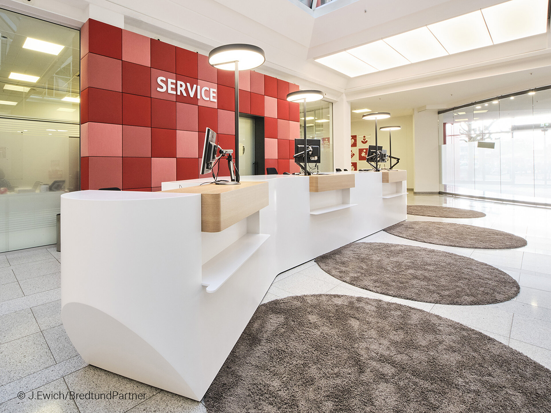 Empfangstheke aus Mineralwerkstoff für Bankinstitut, Sparkasse, Volksbank.